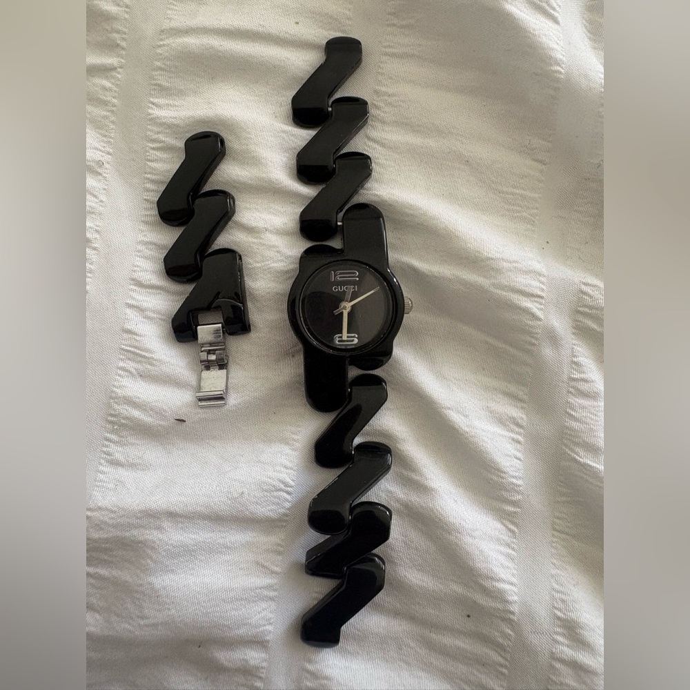 Gucci metal Watch

Loss the other side.